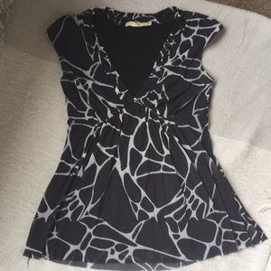 Weston wear black and pale gray top.